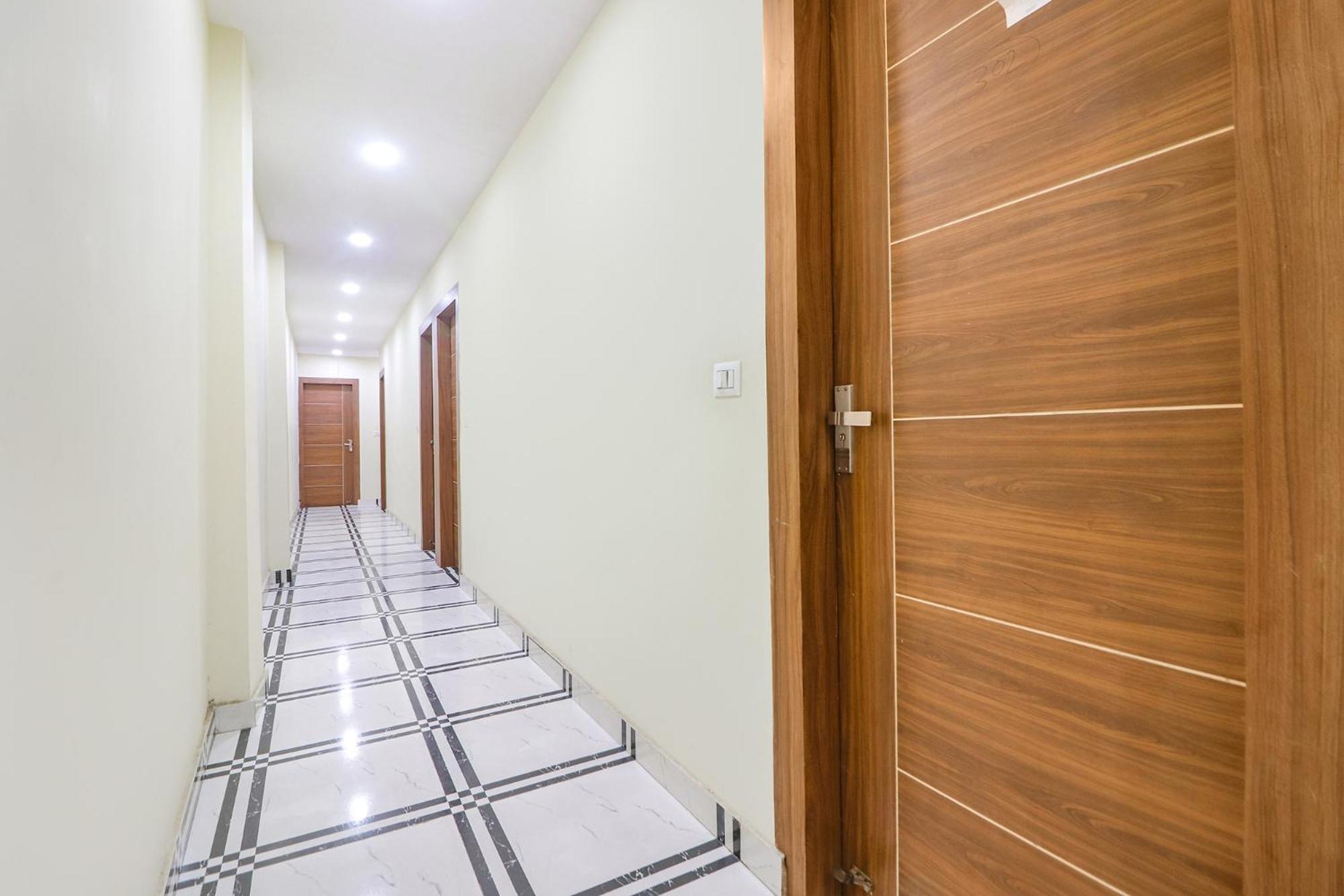 Hotel Fabhotel Starlight New Delhi